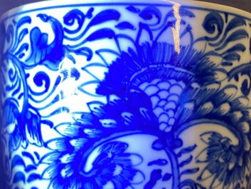 Een Chinese blauw-witte dekselbeker met floraal decor, Kangxi